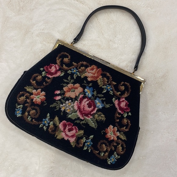 Large Vintage Embroidered Hand Bag With Kisslock - Picture 2 of 9